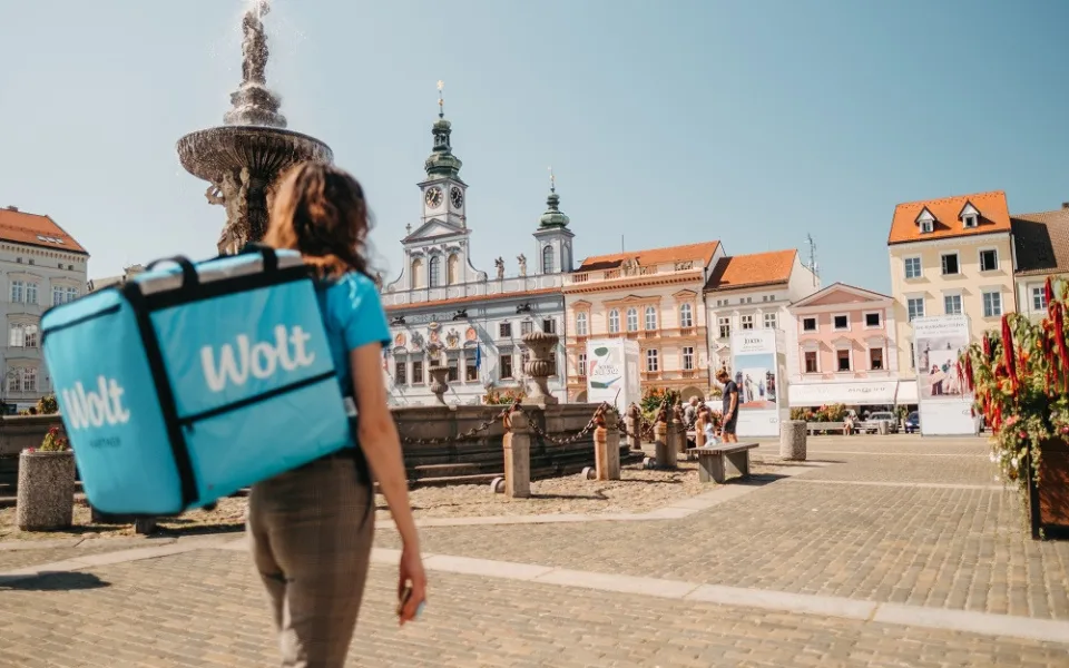 Wolt dnes začal rozvážet v Budějcích. První dva týdny uživatele potěší dopravou zdarma