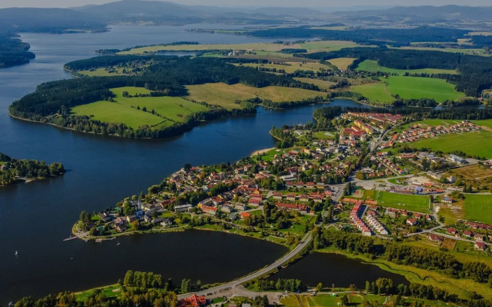Frymburk se nachází na břehu vodní nádrže Lipno.