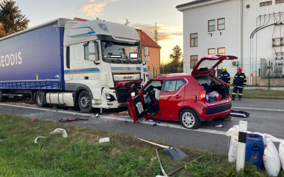 Při tragické nehodě na Písecku zemřeli dva lidé. Silnice je uzavřena