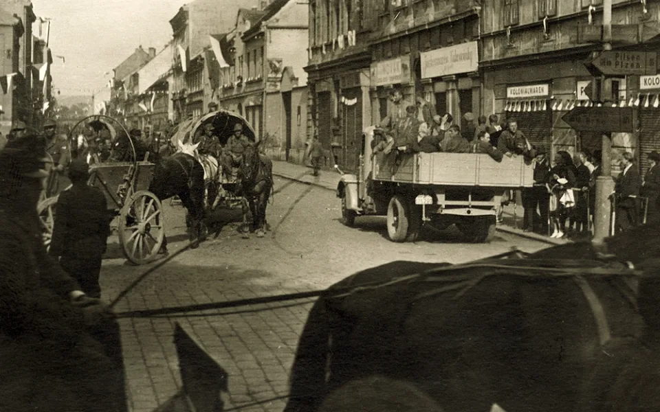 Dopravní situace odpoledne na Rudolfovské dne 9. května 1945.