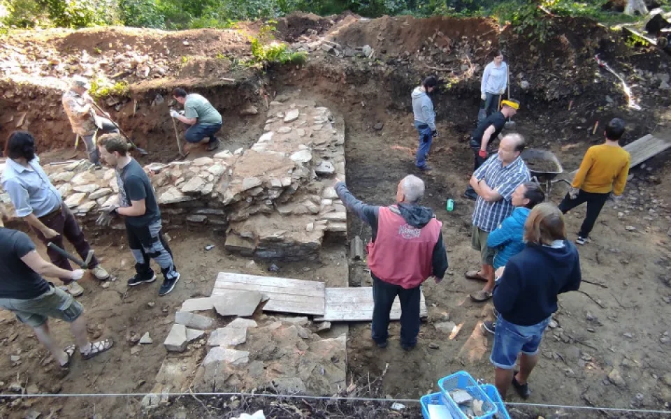 Karlův Hrádek je originální učebnicí i učebnou pro experty, studenty archeologie i milovníky historie
