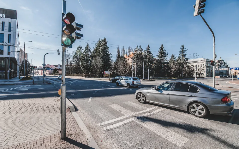 Jak zvýšit průjezdnost křižovatek ve městě? Pomoct má speciální řídící centrum