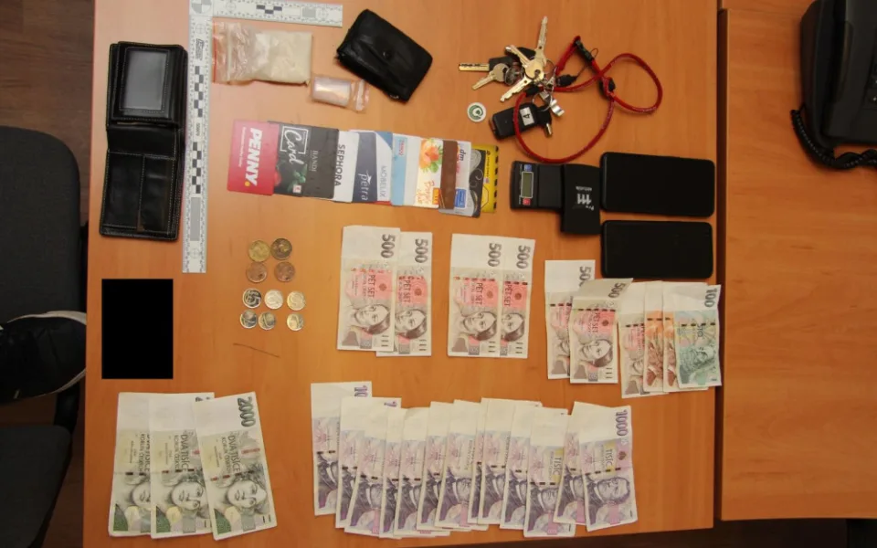 Policie zadržela dva dealery pervitinu. Měli u sebe drogy za 870 tisíc korun