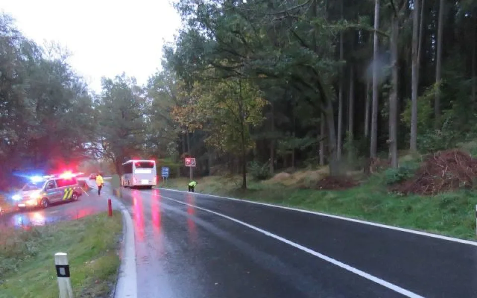 Neosvětleného cyklistu srazil autobus. Při převozu do nemocnice zemřel