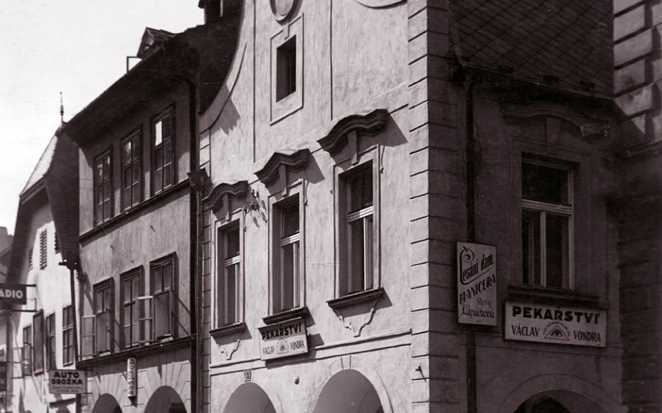 Kněžská 17, pekařství U Vondrů po roce 1930.