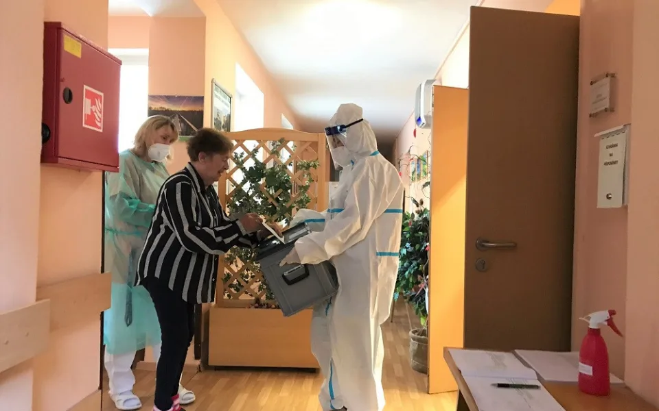 Tři klienti z odlehčovací služby českobudějovického domova seniorů Máj dnes volili do sněmovních voleb.