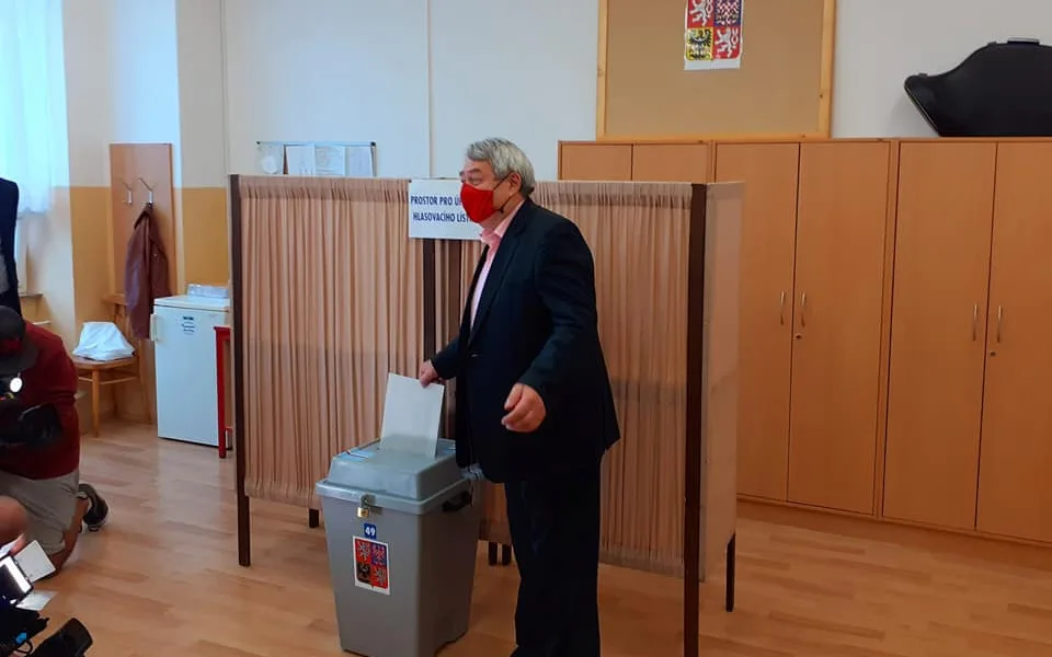 Vojtěch Filip dnes volil v českobudějovické škole Bezdrevská. Zdroj: Facebook Vojtěcha Filipa