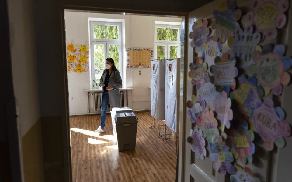 VOLBY 2021: První volební den je u konce. Většina lídrů má odvoleno