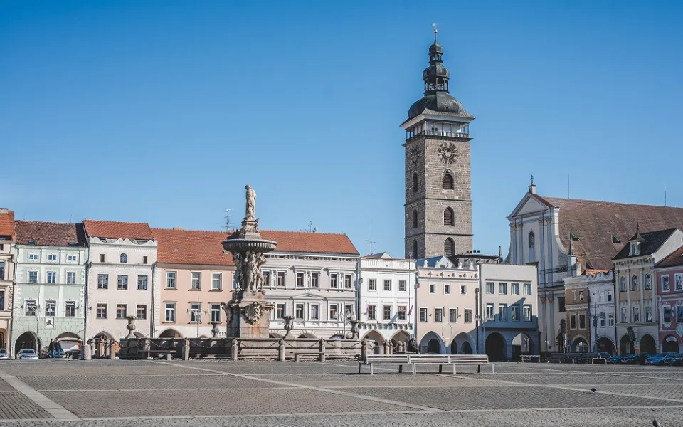Lidé bez domova pomáhají uklízet i centrum Českých Budějovic.