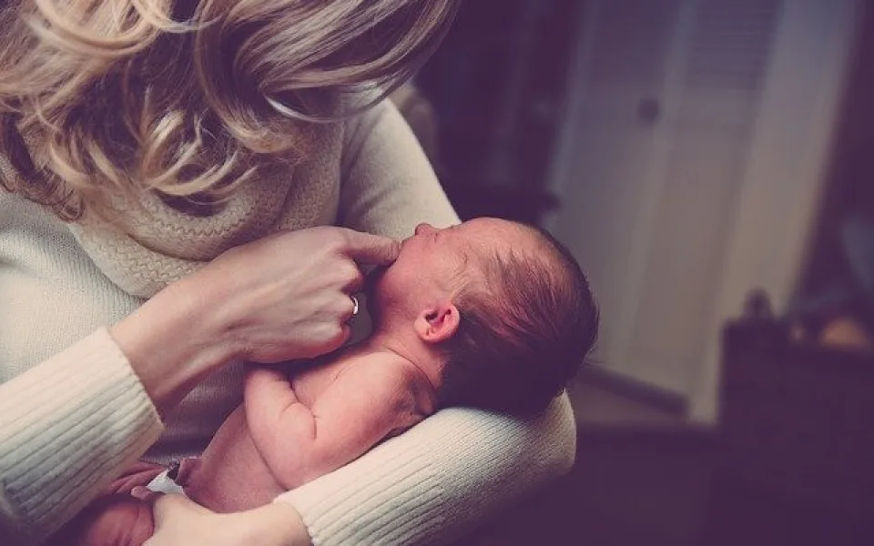 Místo nadšení z miminka pláč a smutek. Maminkám s psychickými problémy může pomoci Úsměv mámy