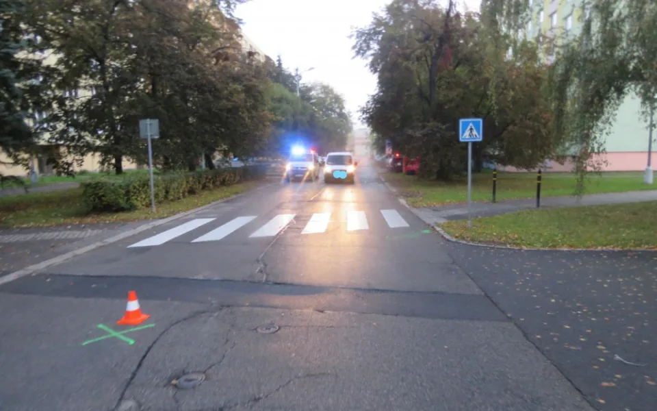 Chodec nepřežil ranní tragickou nehodu na Plzeňské ulici. Policie hledá svědky