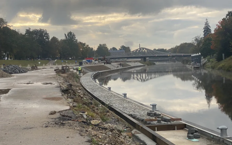 Stavba přístavní hrany finišuje. Hotovo má být na konci listopadu