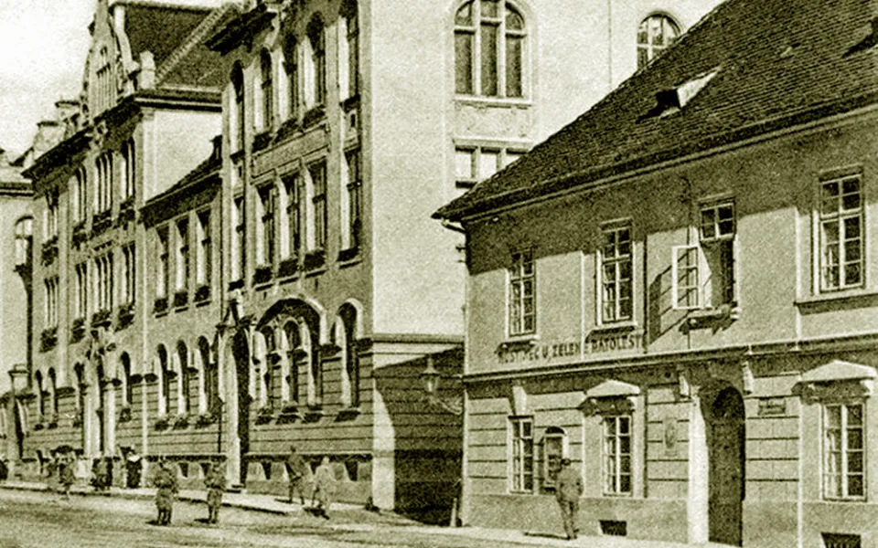 Vpravo hostinec U Zelené ratolesti, za nímž byl nejseverněhší bod kolejiště koňky.