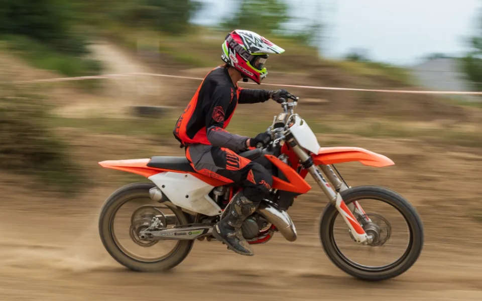 Při motokrosovém tréninku vlétla motorka mezi diváky. Zranila dva lidi