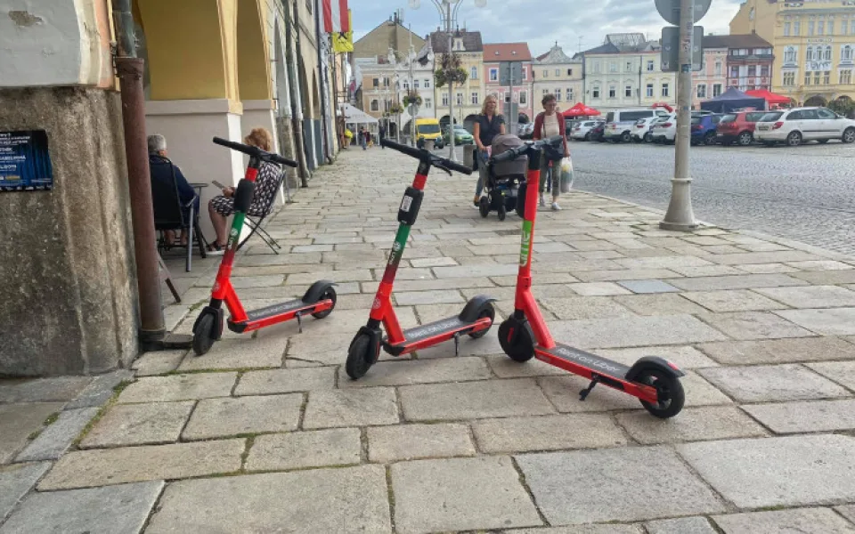 Elektrokoloběžky na náměstí Přemysla Otakara II. v Českých Budějovicích.