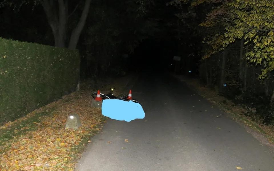 Cyklista na e-kole zřejmě přehlédl překážku u silnice. Na místě podlehl těžkému zranění.