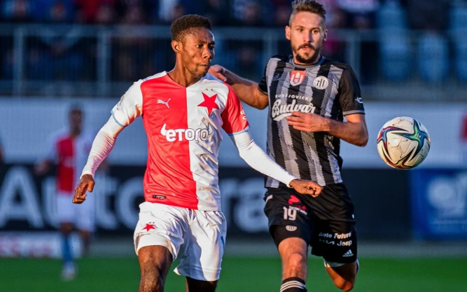 Patrik Brandner (v černém) vstřelil úvodní gól proti Slavii. Zápas skončil 2:2.