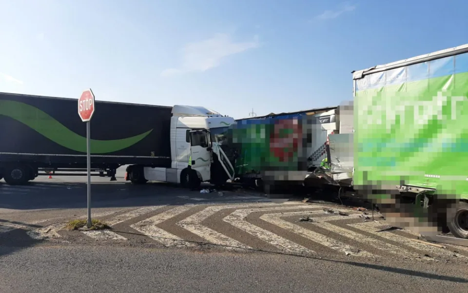 U Let havarovala tři nákladní auta. Tři lidé jsou zraněni
