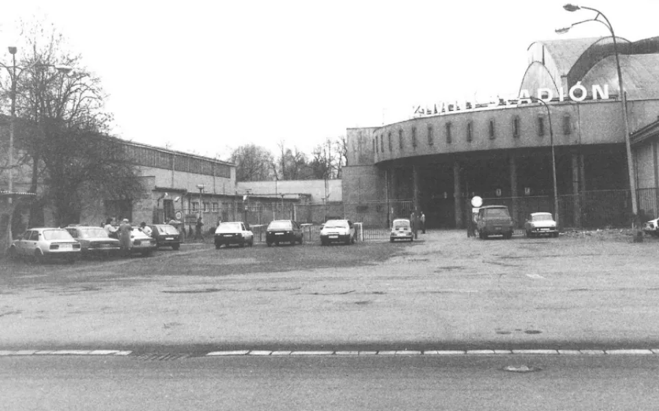 Zimní stadion v Českých Budějovicích prošel za svou historii řadou proměn. Tento snímek je z přelomu 80. a 90. let minulého století.