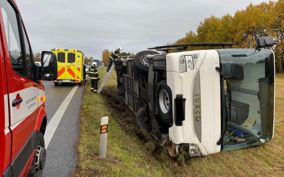 U Pištína se převrátil autobus. Cestovalo v něm 38 vojáků