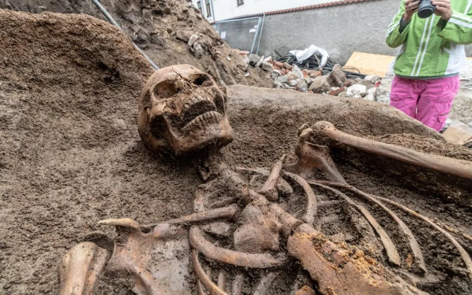 Při stavbě zdi našli v Táboře kosterní ostatky ze 17. století.