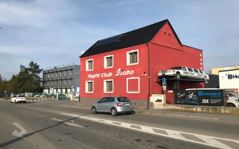 Dům stojí u křižovatky Pražské třídy a Nemanické ulici.