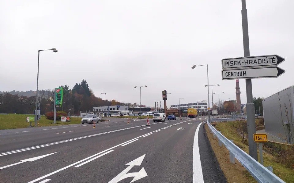 Hlavní silnice přes Písek. Práce tam budou pokračovat příští rok.