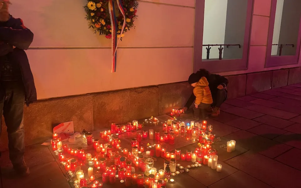Ze střechy radnice zazněla česká hymna. Lidé na náměstí zapalovali svíčky
