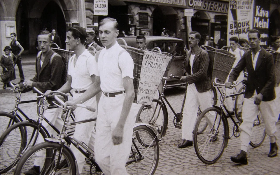Slavnostní průvod mladých pekařů na náměstí se svými "služebními" koly po roce 1930.