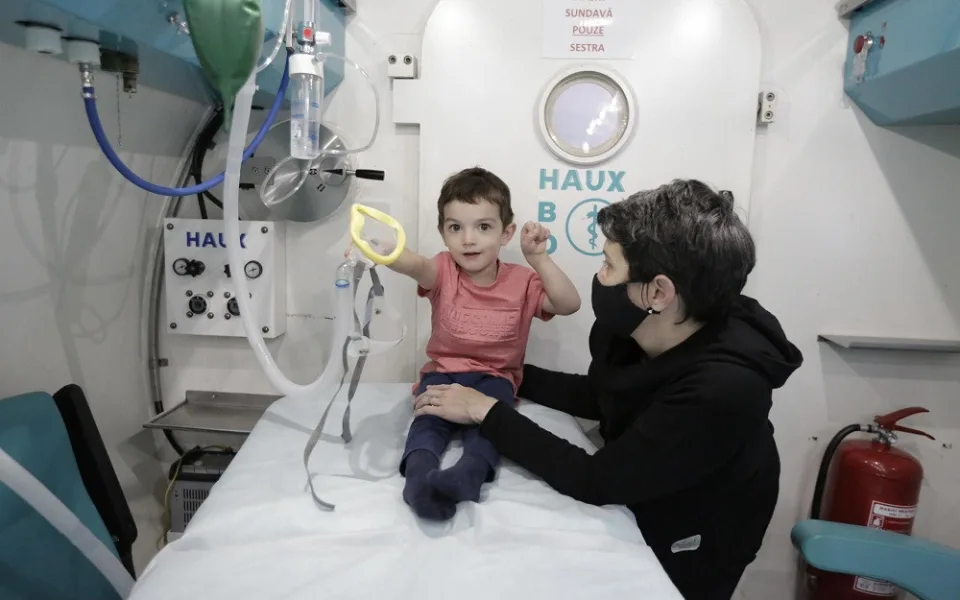 Honzík podstupuje léčbu v hyperbarické komoře.