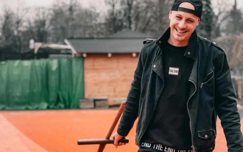 David Dvořák se stará také o tenisové kurty u kavárny.