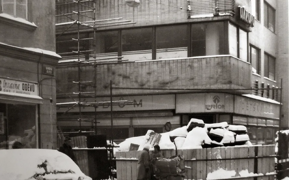 Broukárna po uzavření Dětského domu v roce 1983 ve stavu  v lednu 1987.