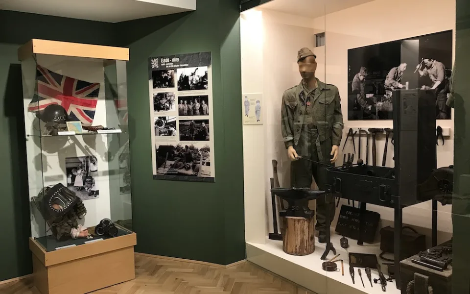 Příběh Československé samostatné obrněné brigády za druhé světové války si mohou lidé prohlédnout až do ledna. Krumlovské muzeum prodloužilo jedinečnou výstavu