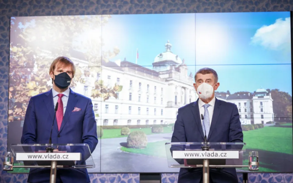 Zrušení vánočních trhů, hospody a bary jen do deseti večer. Opatření opět zpřísňují.