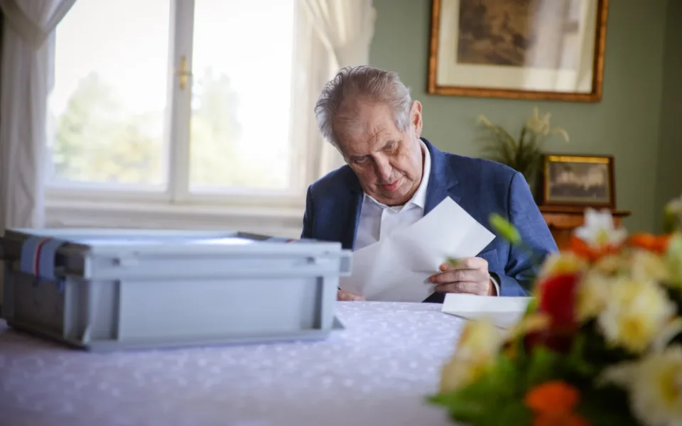 Zeman má pozitivní test na covid a míří zpět do nemocnice