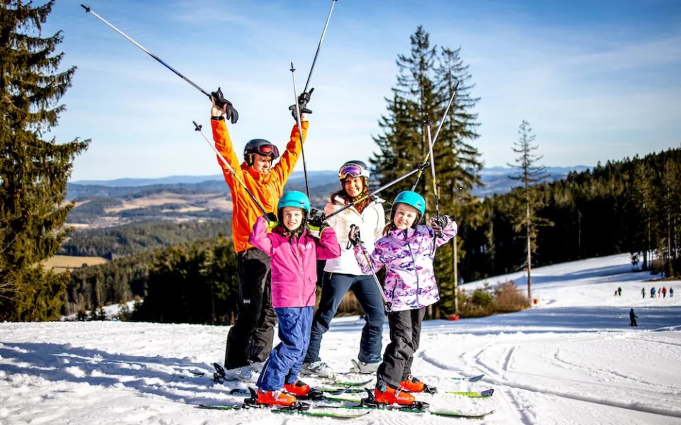 Skiareál Lipno podpoří očkování nejnižší cenou celosezonního skipasu
