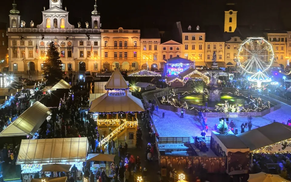 O provozu kluziště na náměstí rozhodne cena