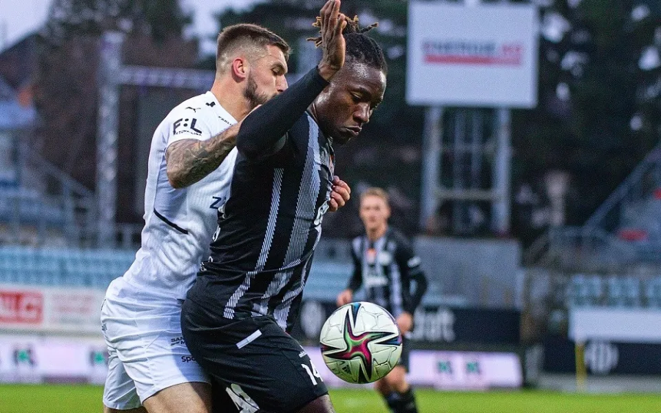 Fortune Bassey v souboji o míč při utkání se Slováckem.