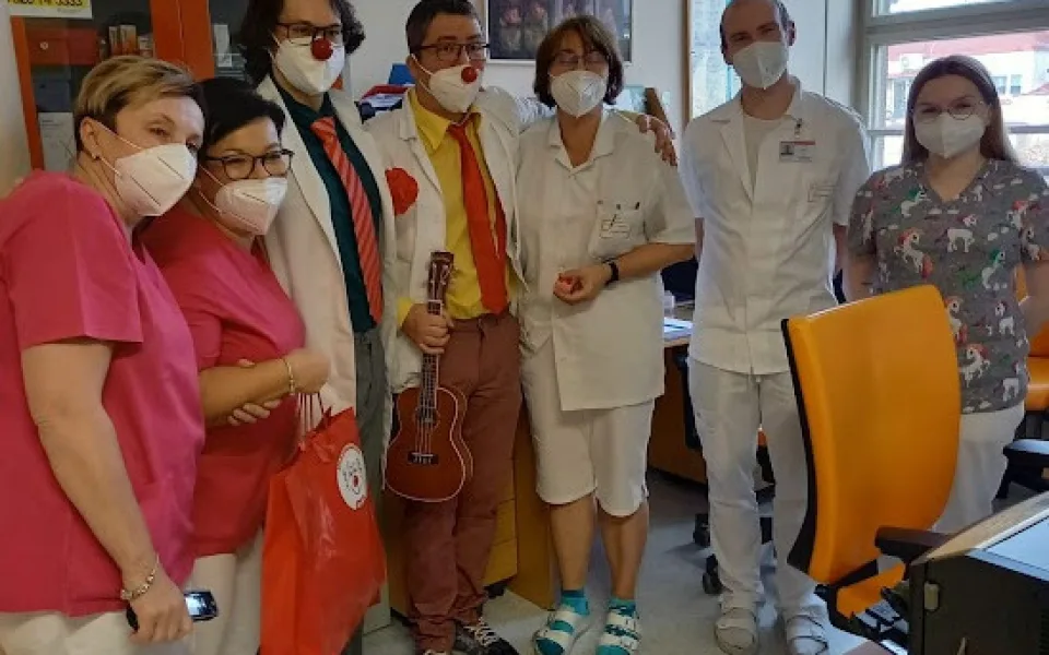 Zdravotní klauni slaví 20 let existence. Včera přinesli symbolických 20 minut radosti lékařům a sestrám