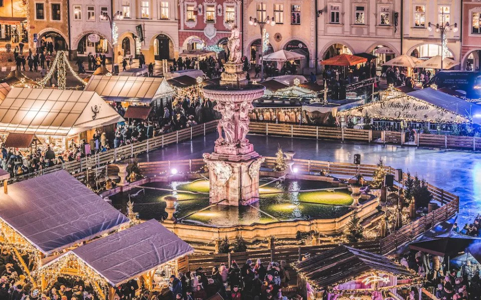 Kluziště na náměstí bude fungovat. Rada schválila provoz na dva týdny