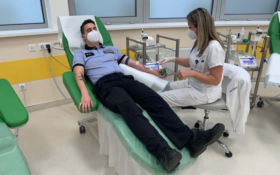 Policejní nováčci darovali krev v budějcké nemocnici