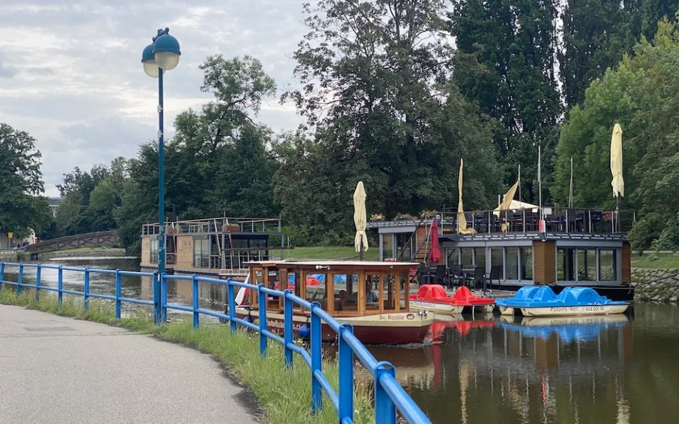 POLITICKÁ KORIDA: Slepé rameno plné housboatů. Co na tyto stavby v centru města říkají zastupitelé?