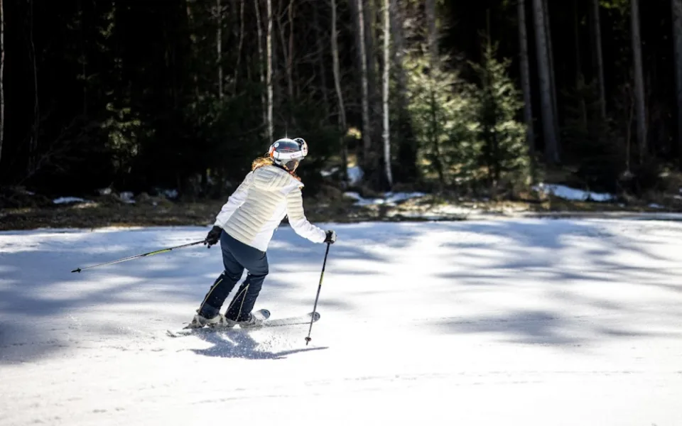 První letošní lyžování ve Skiareálu Lipno už tuto neděli