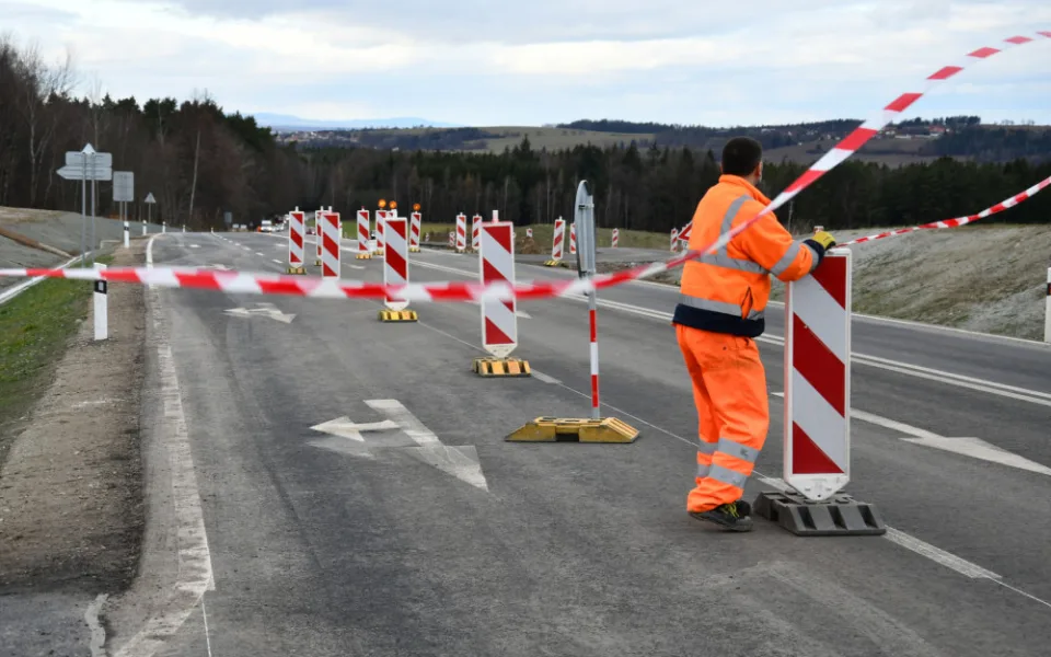 Ihned po přestřižení pásky pracovníci firmy EUROVIA CS, a.s. začali s odstraňováním dopravního značení, aby obchvat mohl sloužit jihočeským řidičům.