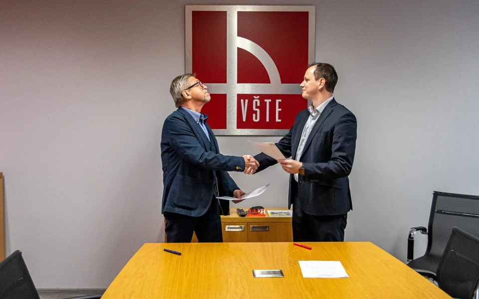 Vladimír Koubek, předseda představenstva SK Dynamo a Vojtěch Stehel rektor VŠTE, při podpisu memoranda o spolupráci.