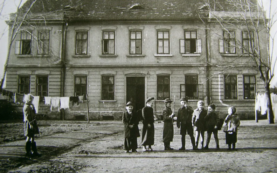 Děti na dvoře Šmídovny na Pražské v roce 1950.