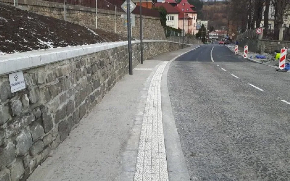 Opravená silnice ve Vimperku.