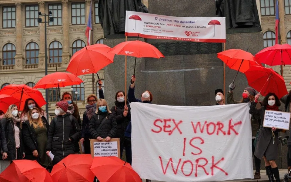 V pátek 17. prosince se v 14.30 hodin pracovnice a podporovatelé ROZKOŠE bez RIZIKA vydají na tradiční pěší průvod Prahou za ukončení násilí na ženách a mužích pracujících v sexbyznysu.