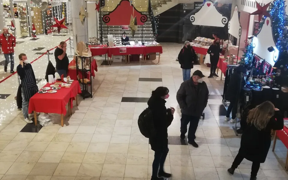 Prodejci se z adventních trhů přestěhovali do Metropolu
