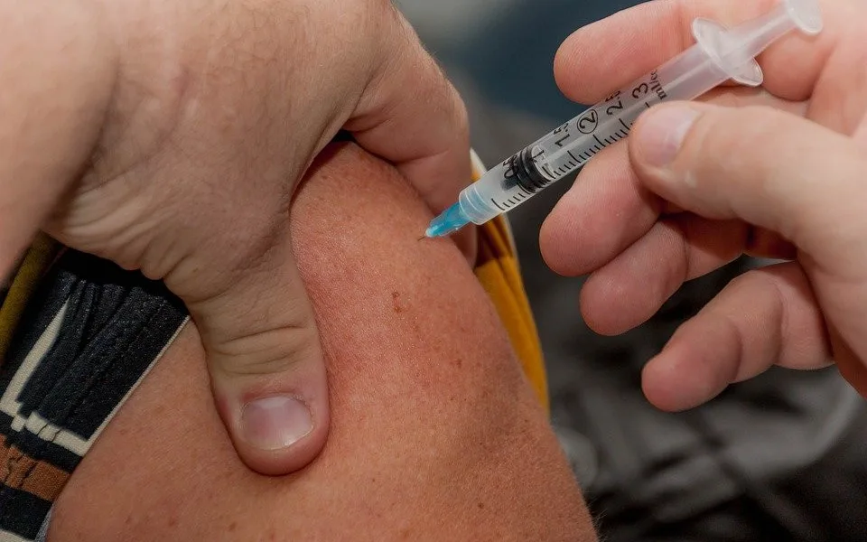 Pro starší 45 let se ode dneška zkrátila lhůta pro přeočkování proti covidu